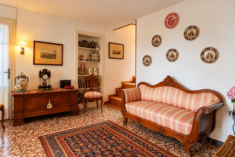 SUGGESTIVA CASA A SCHIERA INDIPENDENTE CON AMPIO GIARDINO PRIVATO A PIEVE DEL GRAPPA