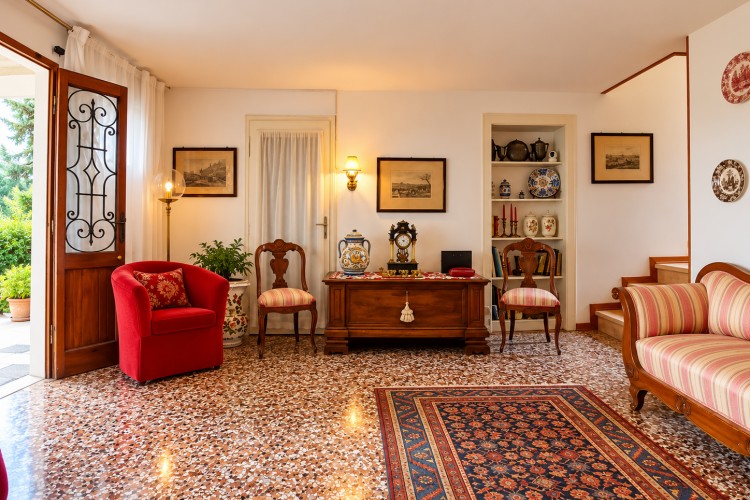 SUGGESTIVA CASA A SCHIERA INDIPENDENTE CON AMPIO GIARDINO PRIVATO A PIEVE DEL GRAPPA