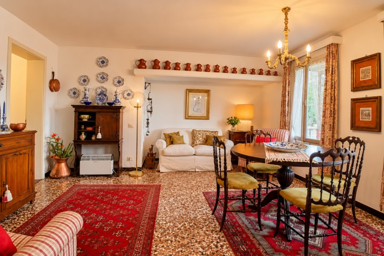 SUGGESTIVA CASA A SCHIERA INDIPENDENTE CON AMPIO GIARDINO PRIVATO A PIEVE DEL GRAPPA