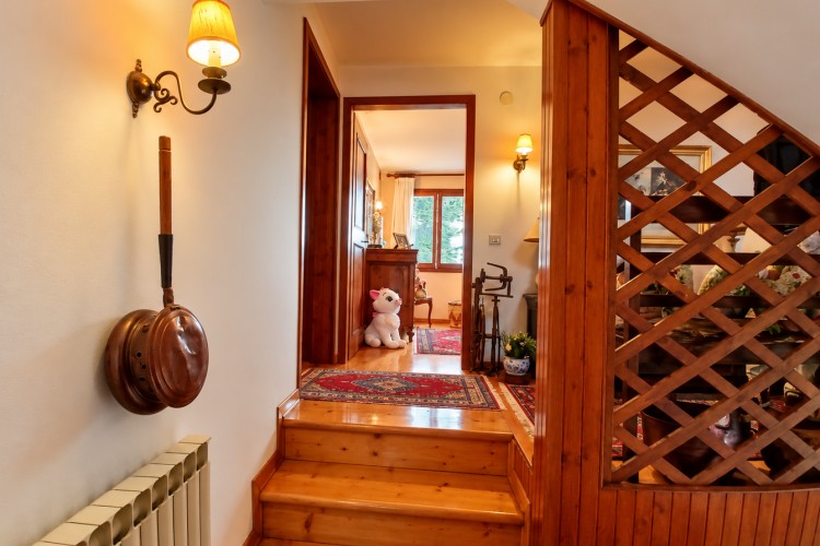 SUGGESTIVA CASA A SCHIERA INDIPENDENTE CON AMPIO GIARDINO PRIVATO A PIEVE DEL GRAPPA