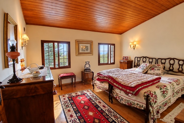 SUGGESTIVA CASA A SCHIERA INDIPENDENTE CON AMPIO GIARDINO PRIVATO A PIEVE DEL GRAPPA