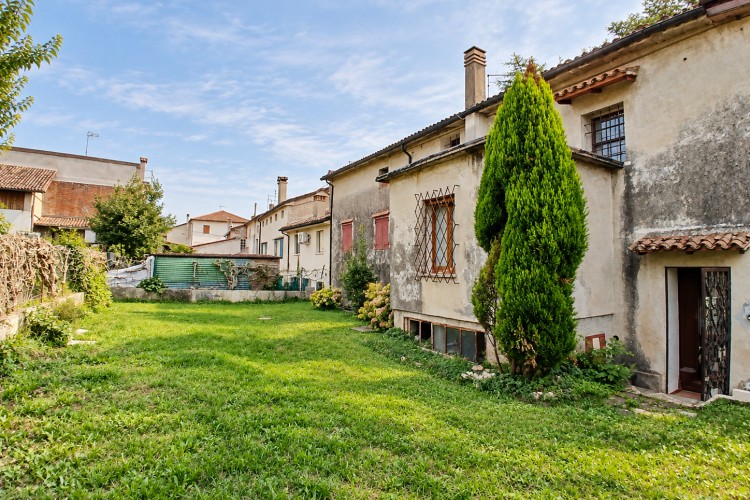 SUGGESTIVA CASA A SCHIERA INDIPENDENTE CON AMPIO GIARDINO PRIVATO A PIEVE DEL GRAPPA
