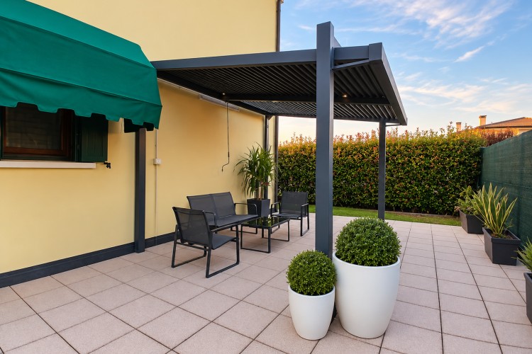 SPAZIOSO APPARTAMENTO AL PIANO TERRA CON AMPIO GIARDINO A TEZZE SUL BRENTA